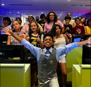 Samuel com turma de formação técnica