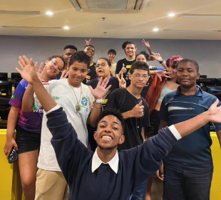 Samuel celebrando com seus alunos