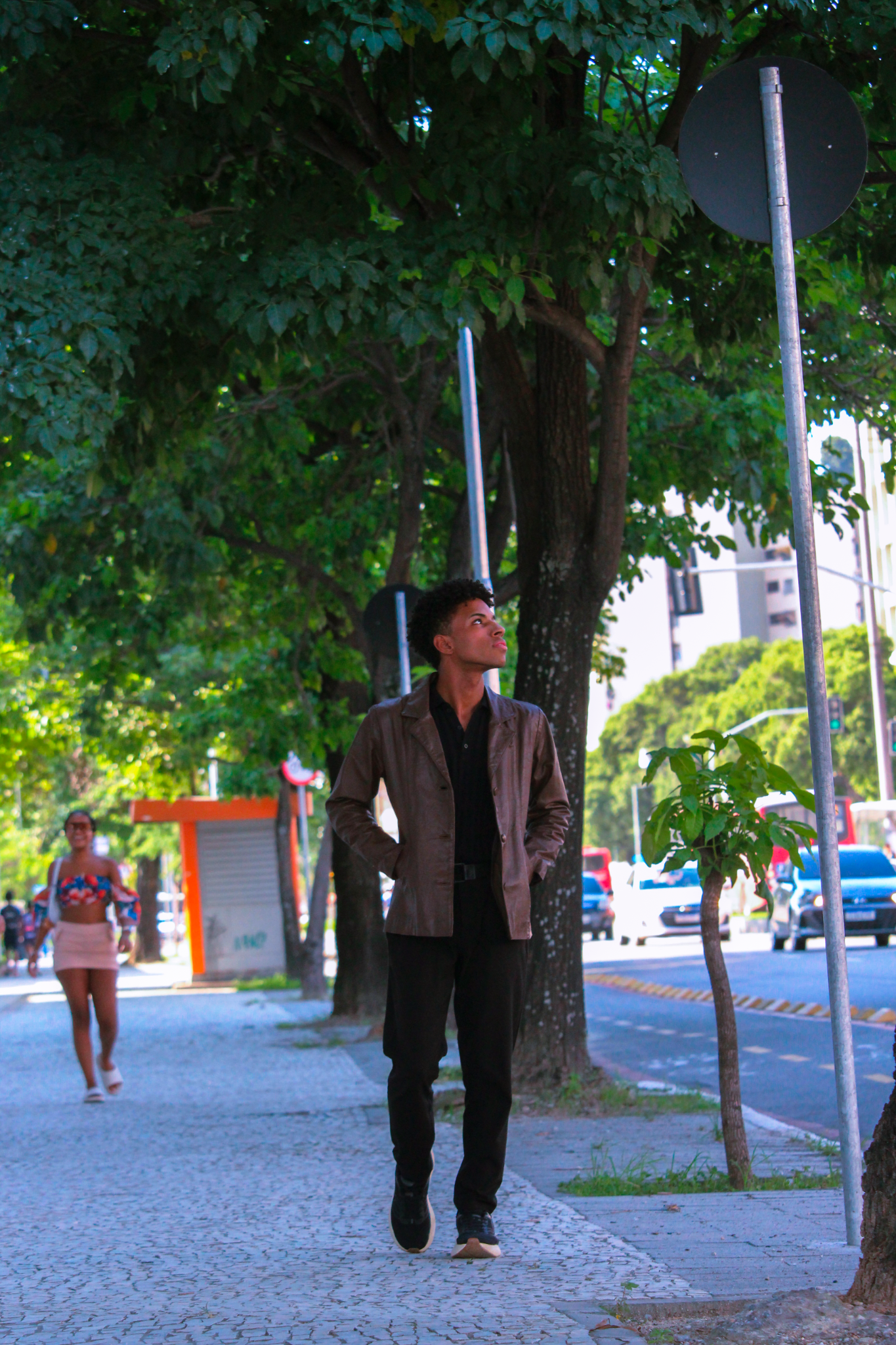 Samuel caminhando em ambiente urbano